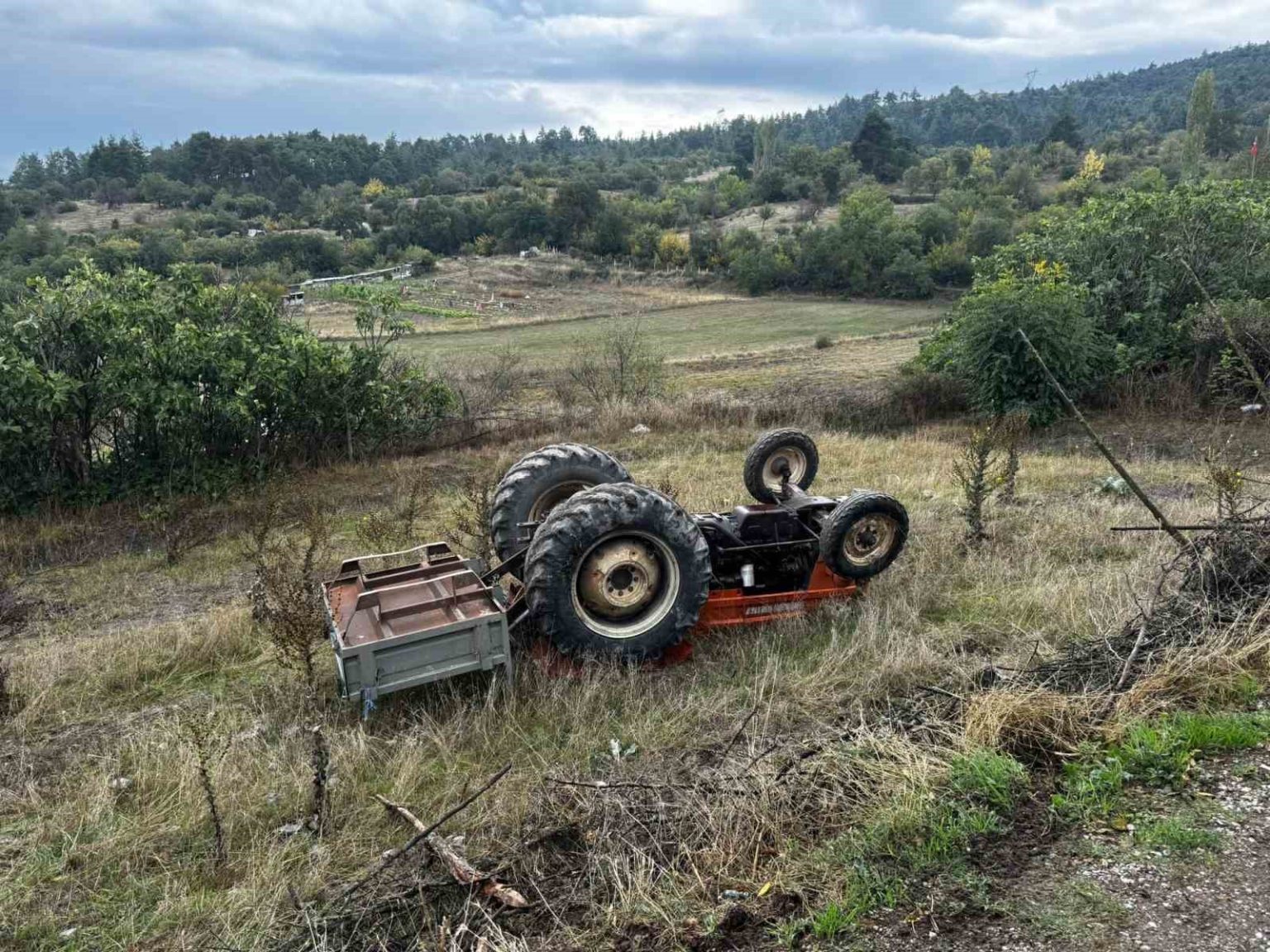 dursunbeyde-traktor-devrildi