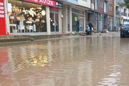 edirnede-cadde-ve-sokaklar-sular-altinda-kaldi-vatandaslar-ellerinde-kovalarla-su-tahliyesi-yapti
