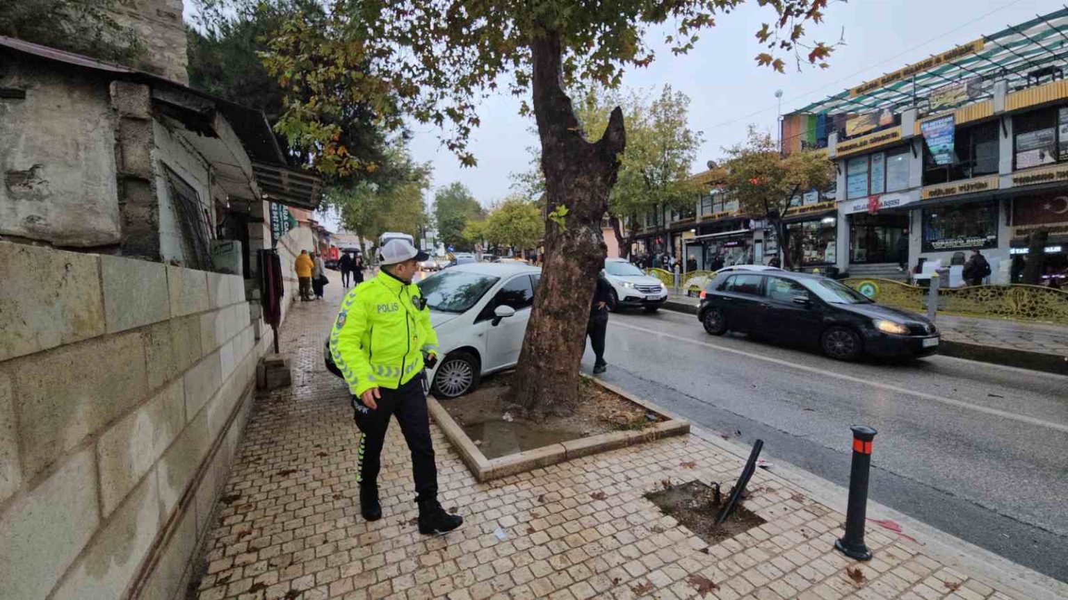 edirnede-yola-dokulen-yag-zincirleme-kazaya-yol-acti-4-arac-birbirine-girdi