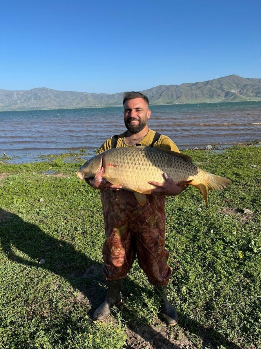 elazigda-amator-balikci-32-kiloluk-dev-sazan-yakaladi