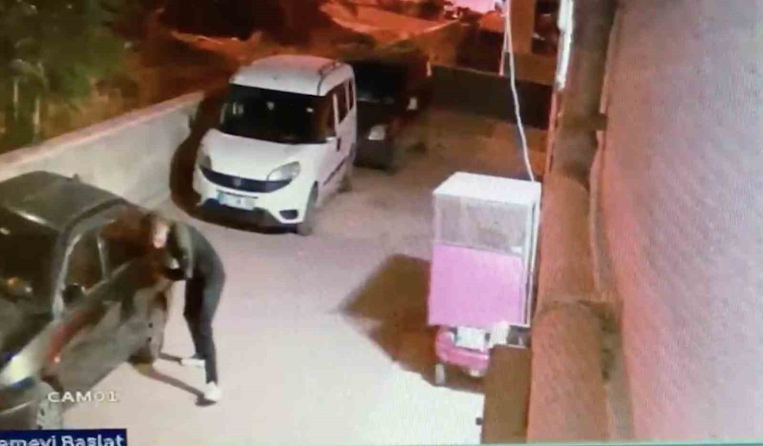 elindeki-bicakla-park-halindeki-araclarin-lastiklerini-tek-tek-patlatti-o-anlar-kameraya-yansidi