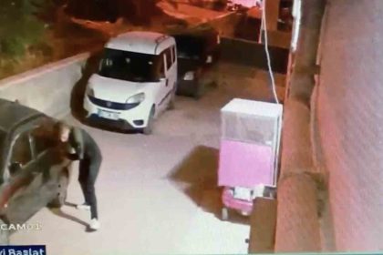 elindeki-bicakla-park-halindeki-araclarin-lastiklerini-tek-tek-patlatti-o-anlar-kameraya-yansidi