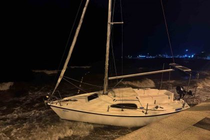 erdekte-siddetli-lodos-etkili-oldu-tekneler-suruklendi