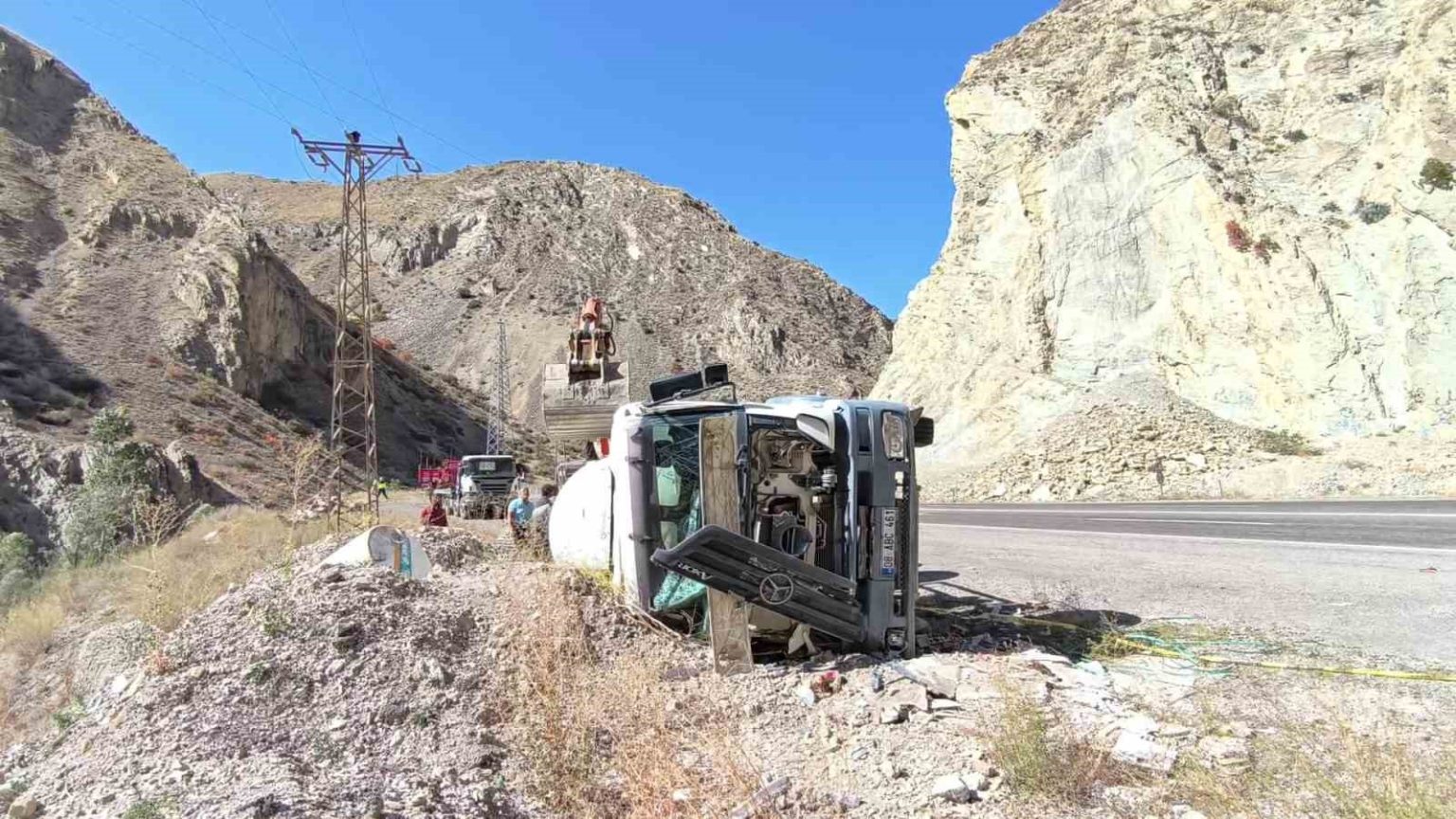 erzurum-artvin-karayolunda-kaza-beton-mikseri-devrildi