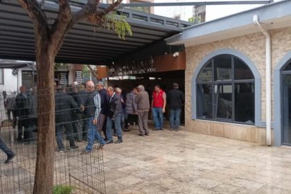 esi-tarafindan-sokak-ortasinda-oldurulen-kadin-son-yolculuguna-ugurlandi