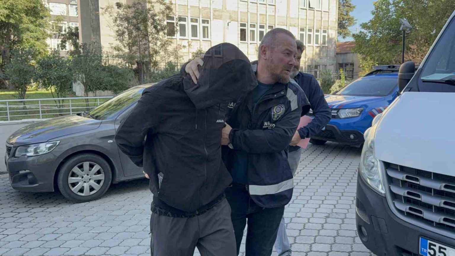 evinde-uyusturucu-ele-gecirilen-sahis-adliyeye-sevk-edildi