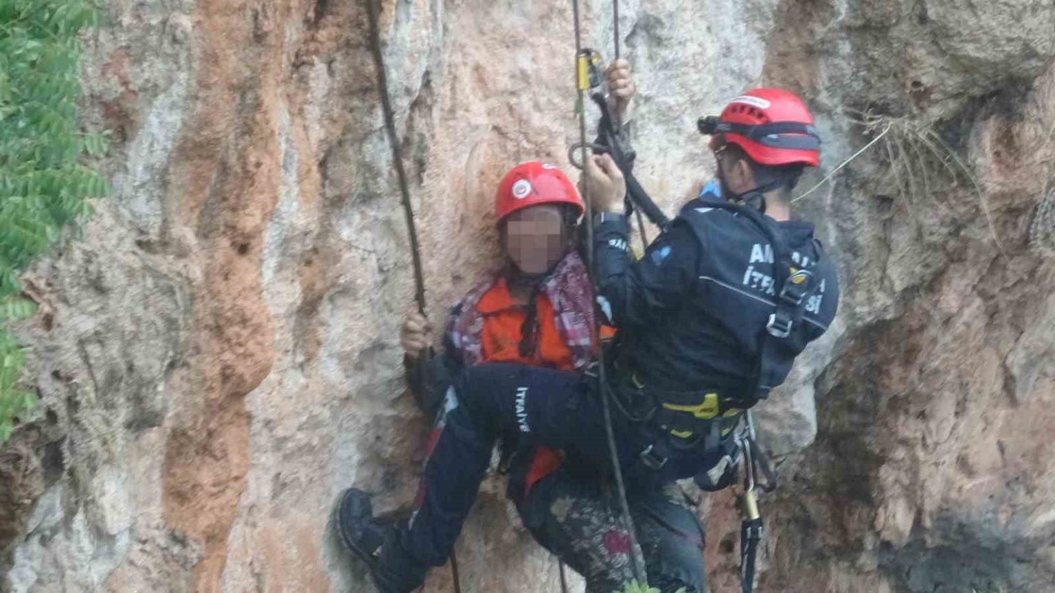 falezlerde-mahsur-kalan-kadin-itfaiyenin-zorlu-operasyonuyla-kurtarildi