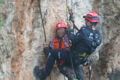 falezlerde-mahsur-kalan-kadin-itfaiyenin-zorlu-operasyonuyla-kurtarildi