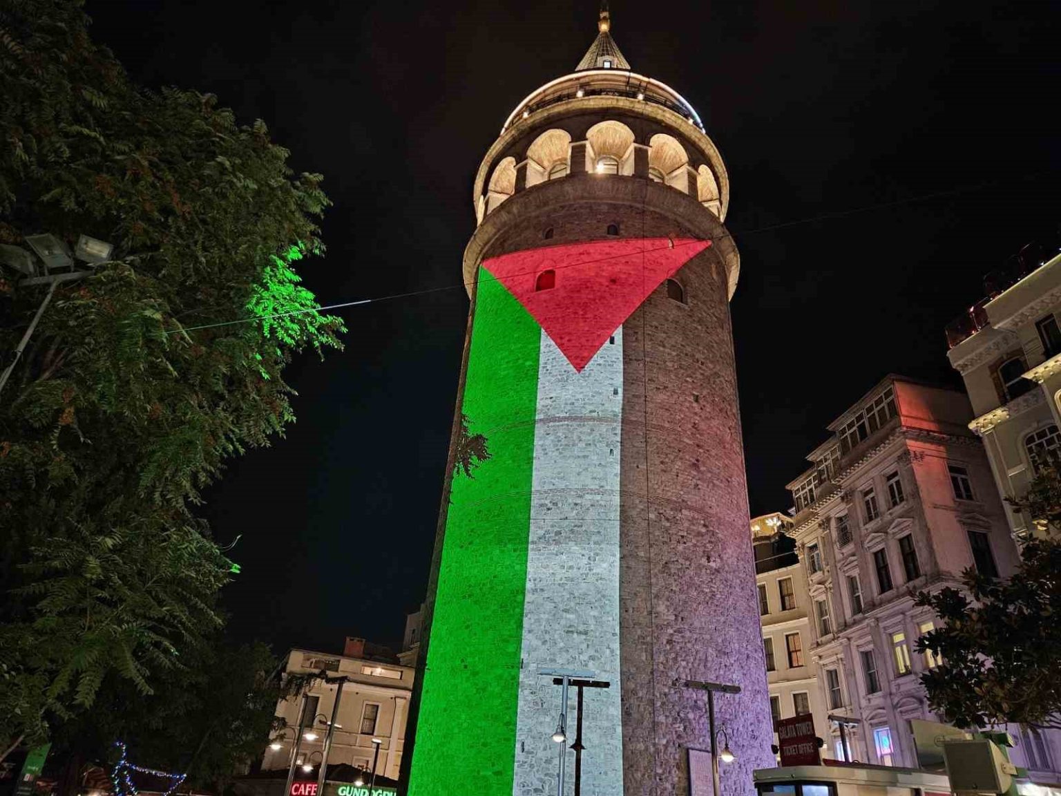 filistin-bayragi-galata-kulesine-yansitildi