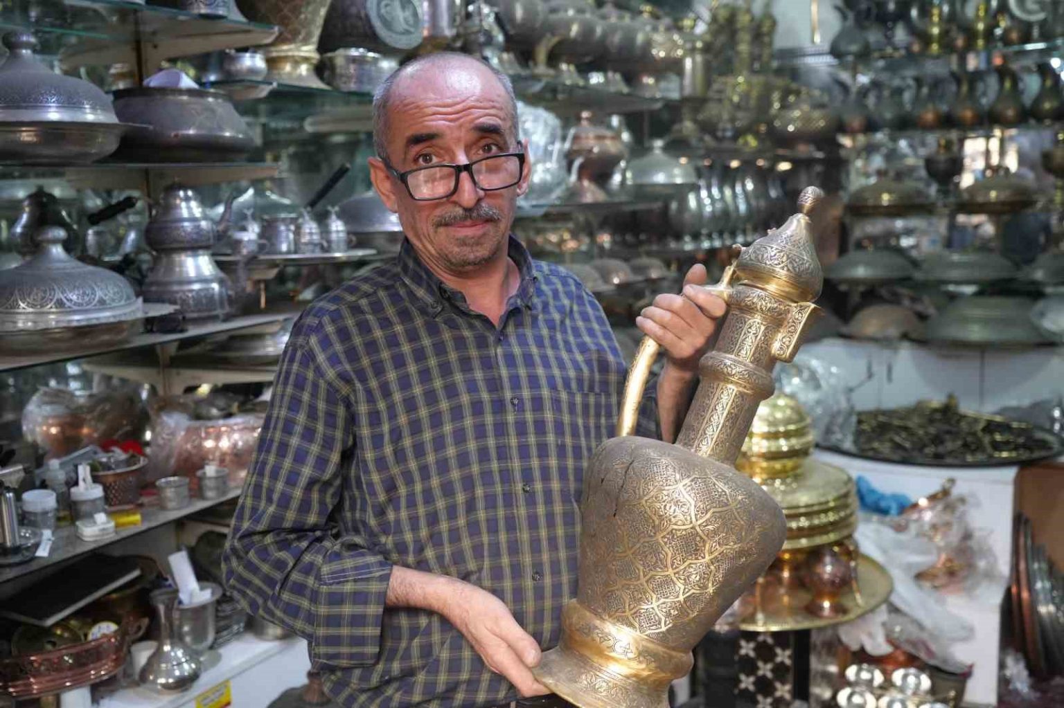 gaziantepte-ilmek-ilmek-islenen-bakir-ibrikler-100-bin-tlye-satiliyor