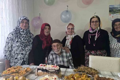 haci-hasan-dedenin-95-yas-gununu-boyle-kutladilar