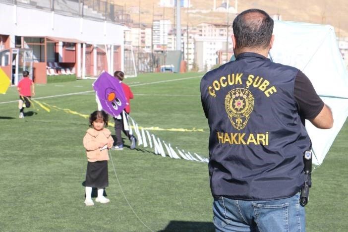 hakkari-polisinden-cocuklar-icin-ucurtma-senligi-duzenlendi