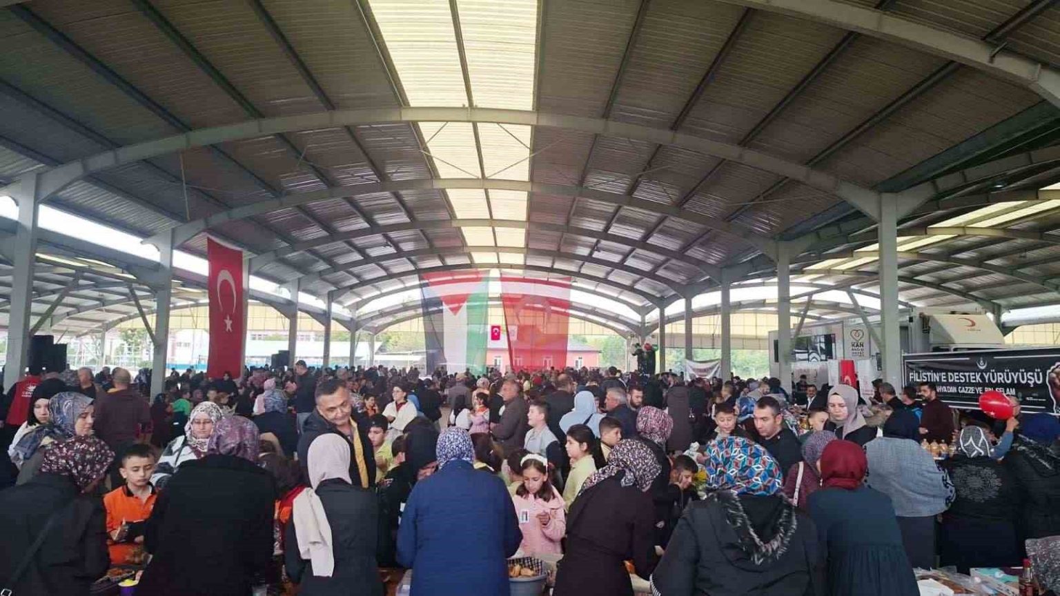 hisarcikta-filistin-icin-kurulan-hayir-carsisina-yogun-ilgi