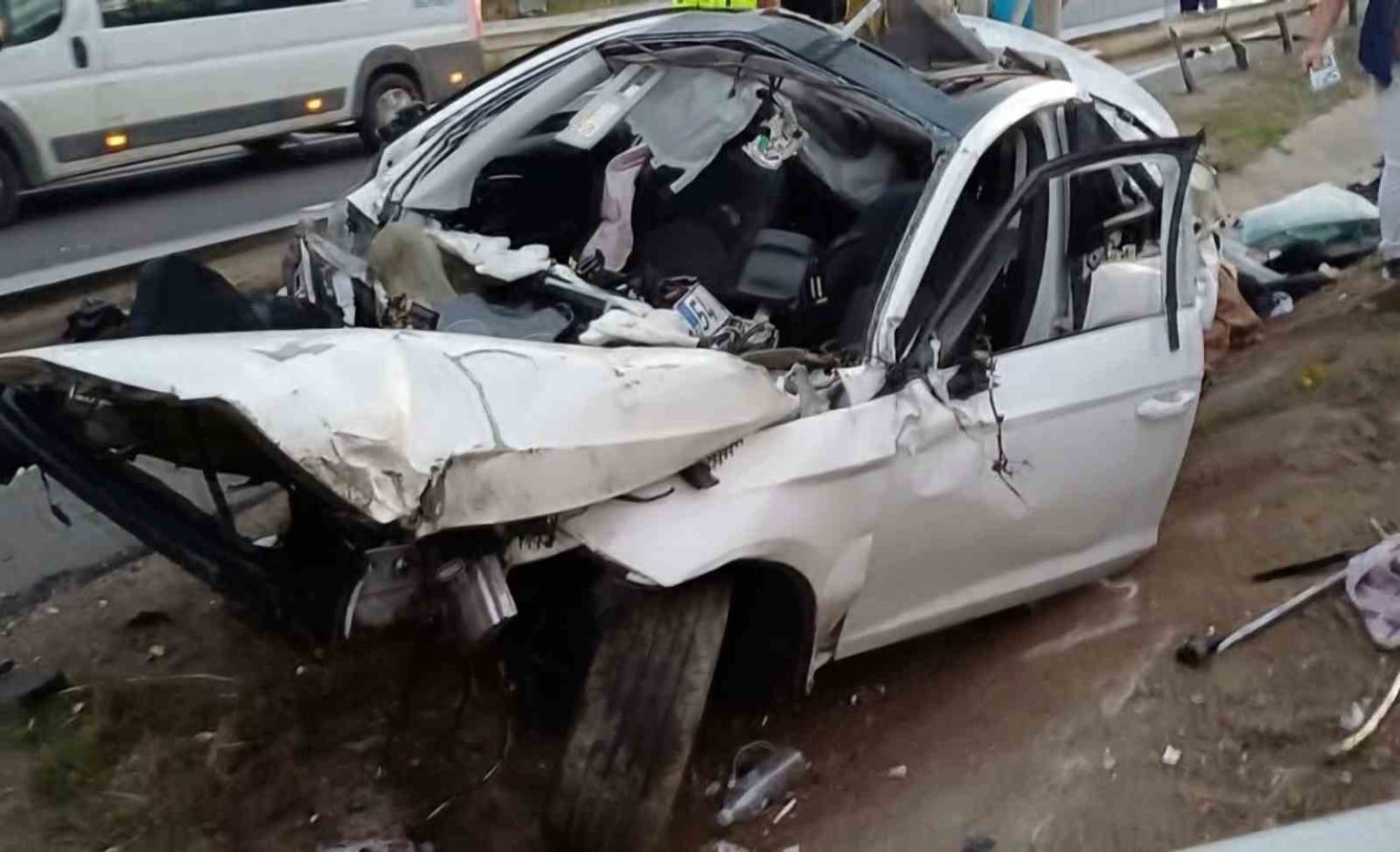 ise-gitmek-isterken-olumden-dondu-otomobil-parcalandi-surucu-firlayip-altina-sikisti