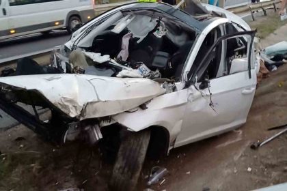 ise-gitmek-isterken-olumden-dondu-otomobil-parcalandi-surucu-firlayip-altina-sikisti