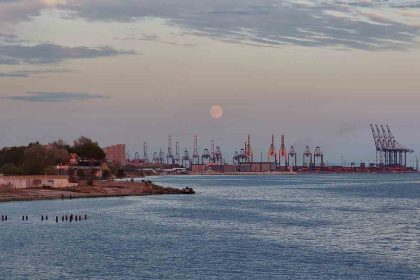 istanbulda-dolunay-ambarli-limaniyla-goruntulendi