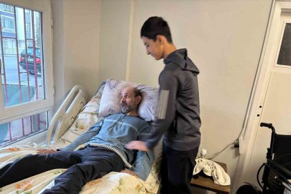 iyilik-melegi-polis-memuru-sahin-yardima-muhtac-ailenin-ihtiyaclarini-karsiliyor