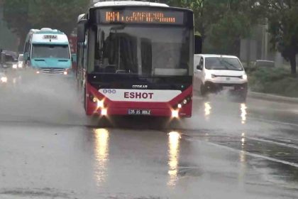 izmirde-etkili-olan-saganak-yagis-gunluk-yasami-zorlastirdi