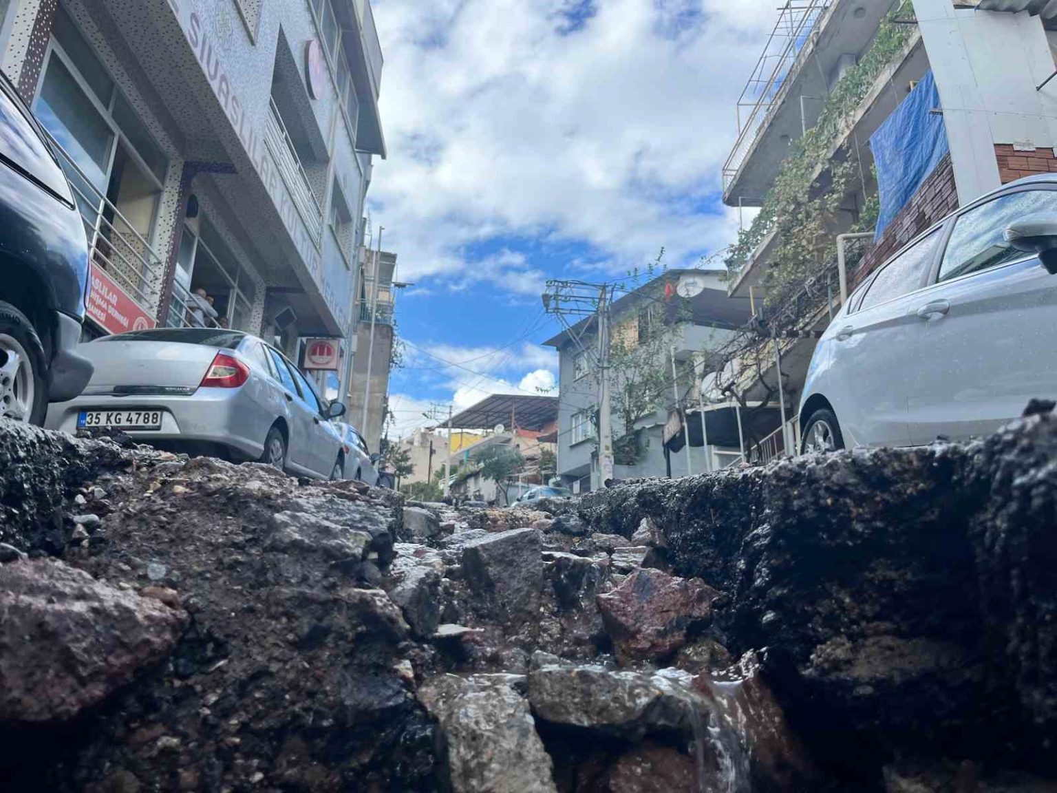 izmirdeki-saganak-bozuk-yollari-dere-yatagina-cevirdi