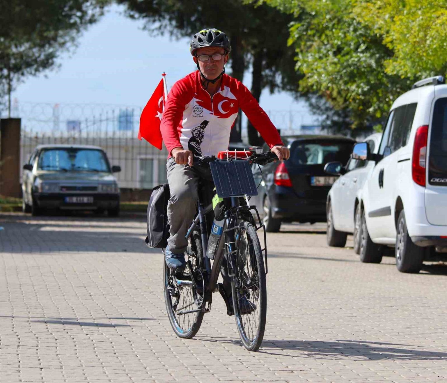 izmirli-gezgin-asrin-felaketine-farkindalik-icin-pedal-ceviriyor