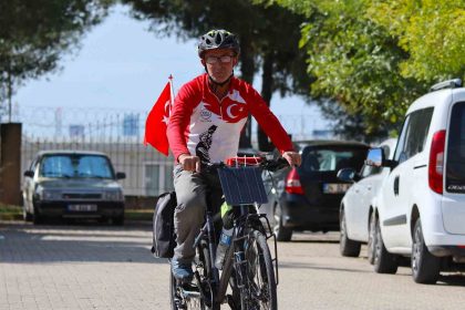 izmirli-gezgin-asrin-felaketine-farkindalik-icin-pedal-ceviriyor