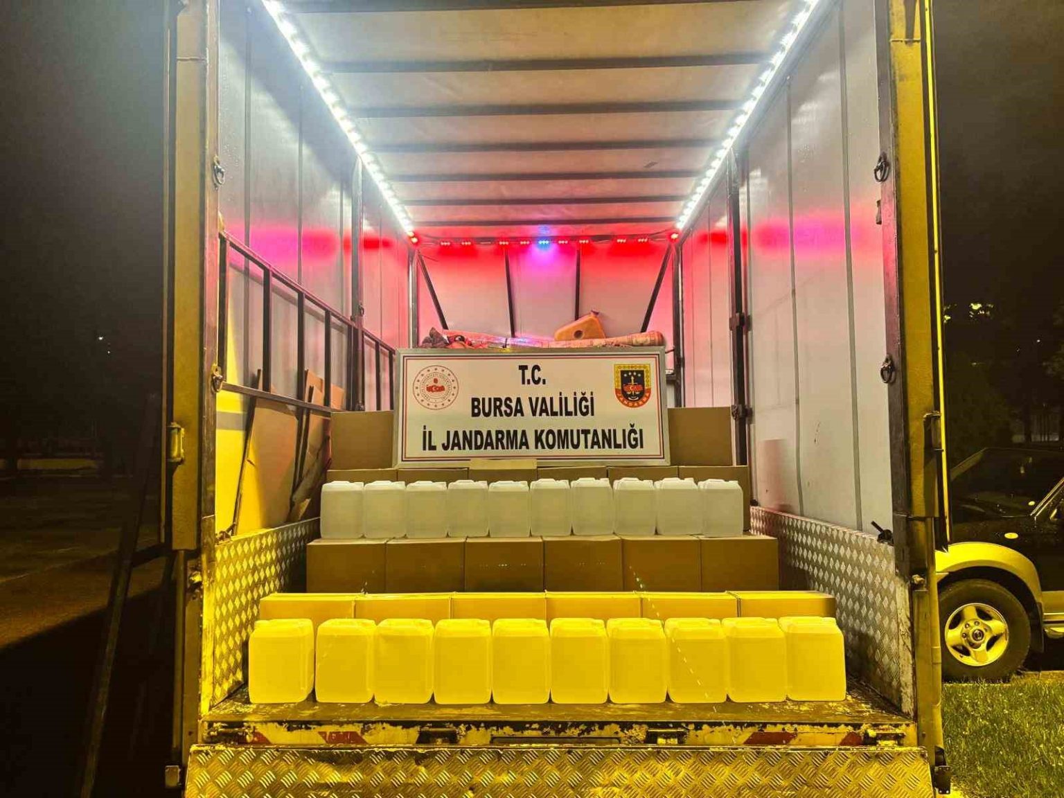 iznikte-bin-litre-kacak-etil-alkol-ele-gecirildi
