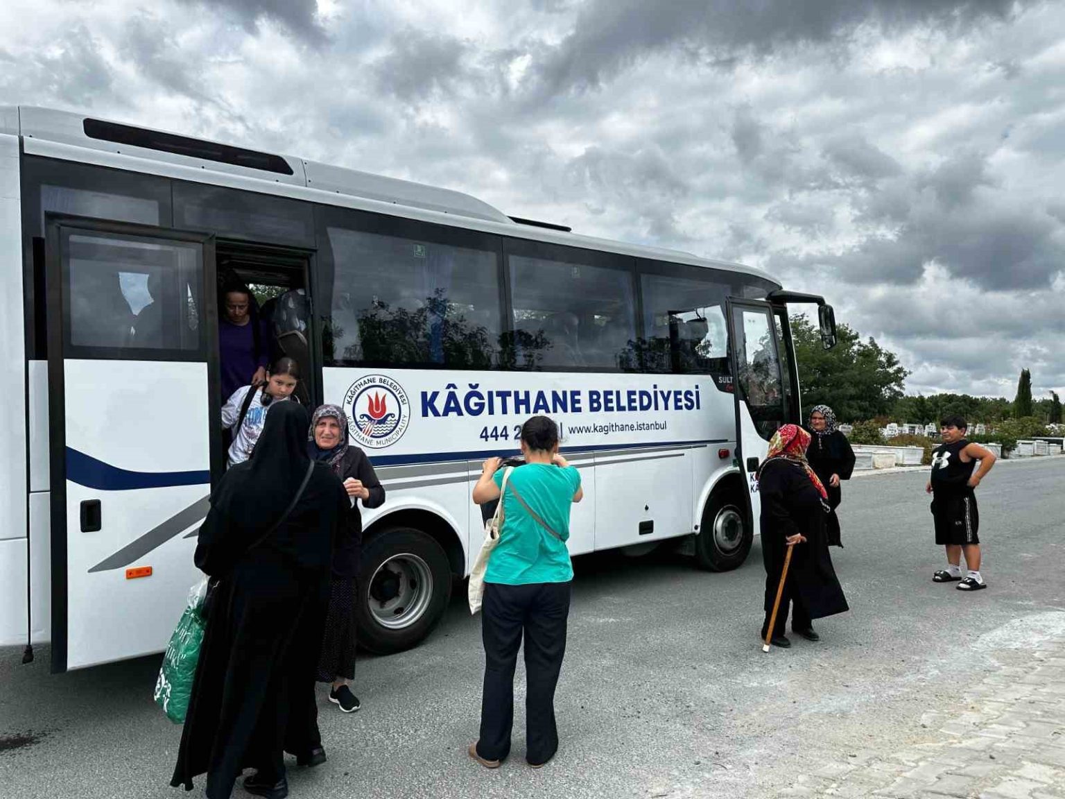kagithane-belediyesinden-mezarlik-ziyaretlerine-kolay-ulasim