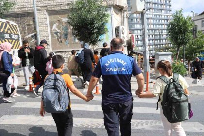 kagithanede-cocuklarin-guvenligi-icin-okul-onlerinde-denetimler-siklastirildi