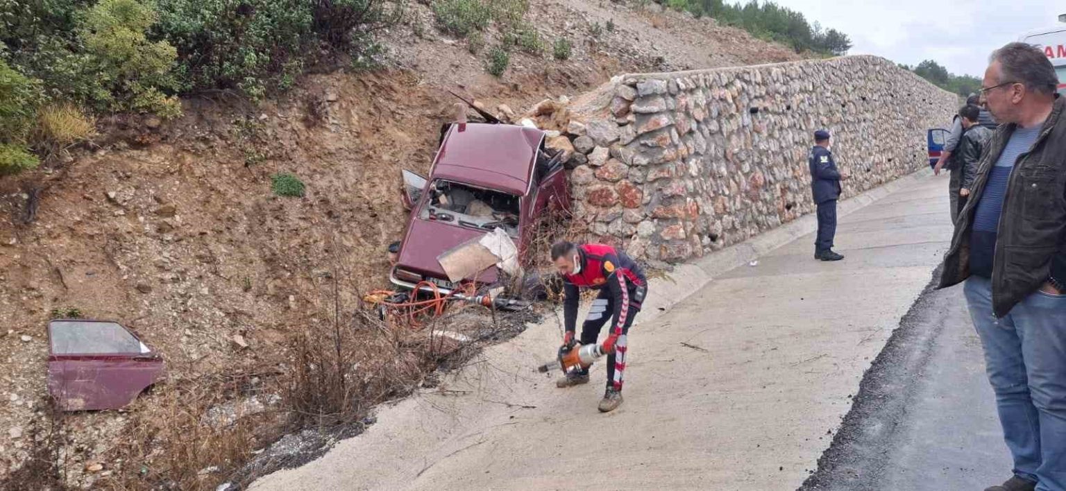 kayganlasan-yolda-otomobil-istinat-duvarina-carpti-kari-koca-hayatini-kaybetti