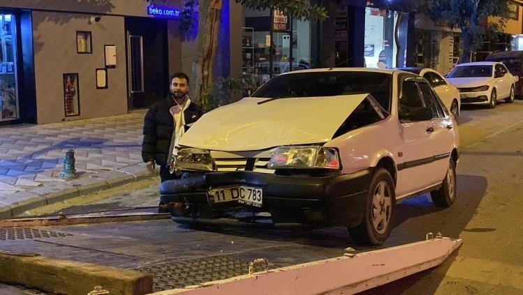 kaza-yapan-alkollu-ve-ehliyetsiz-surucu-hasarli-araciyla-poz-verdi