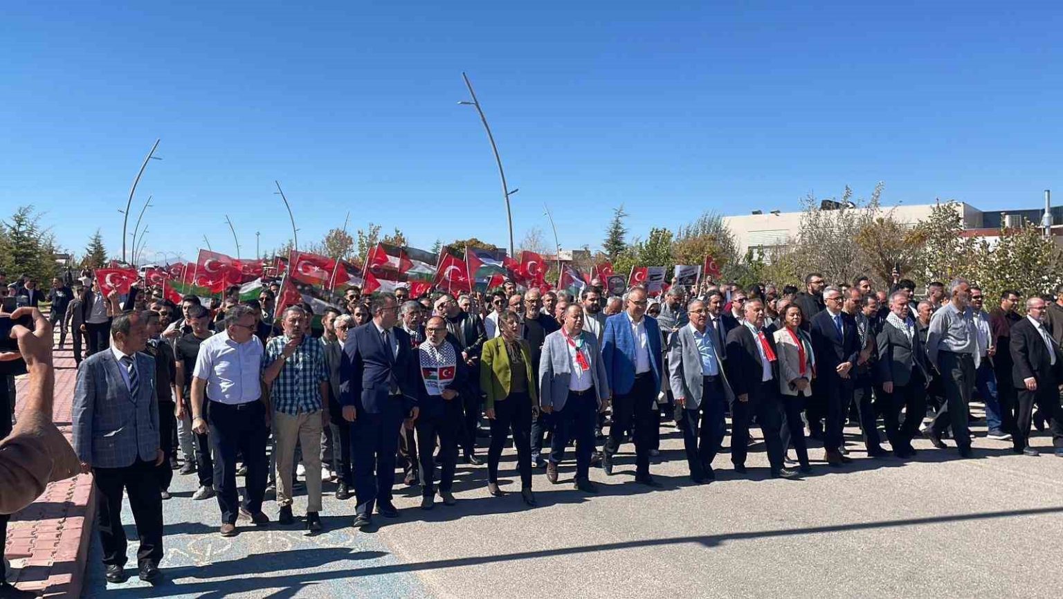 kmude-universite-ogrencileri-ve-akademisyenler-gazze-icin-yurudu