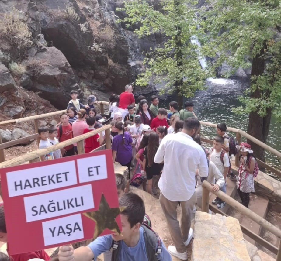 koycegizde-ogrenciler-toparlar-selalesine-yurudu