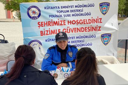 kutahya-emniyetinden-dpude-sehrimize-hosgeldiniz-bizimle-guvendesiniz-standi