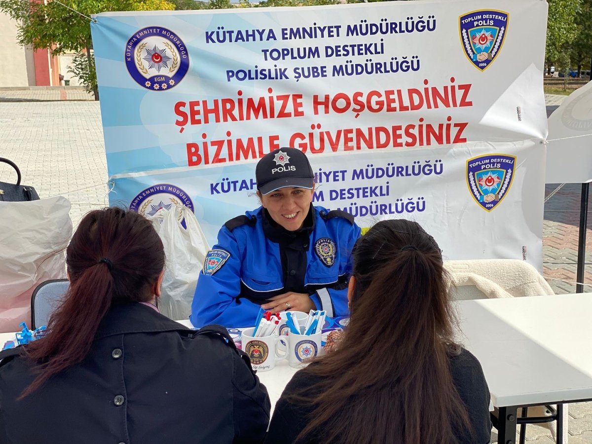 kutahya-emniyetinden-dpude-sehrimize-hosgeldiniz-bizimle-guvendesiniz-standi