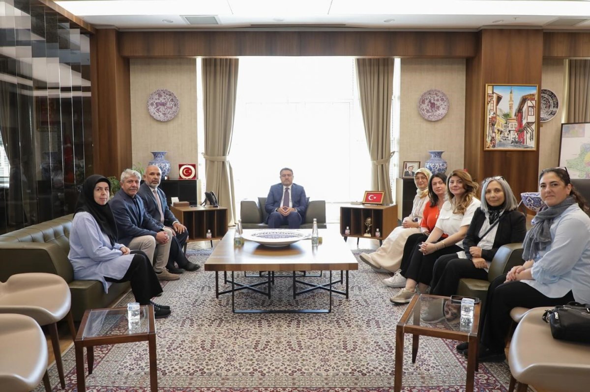 kutahya-valisi-isin-almanyada-duzenlenen-cini-kursunda-egitim-goren-kursiyerleri-kabul-etti