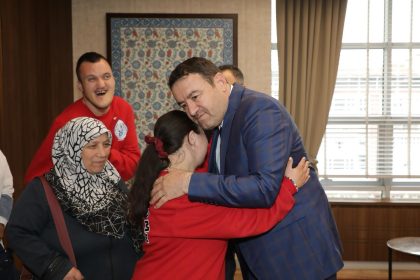 kutahya-valisi-isin-down-sendromlu-cocuklar-ve-ailelerini-kabul-etti
