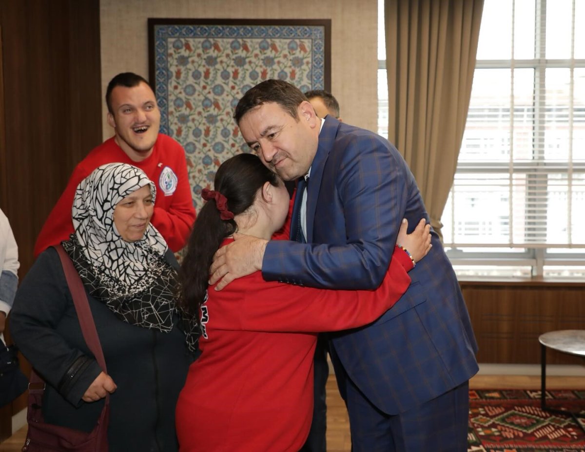 kutahya-valisi-isin-down-sendromlu-cocuklar-ve-ailelerini-kabul-etti