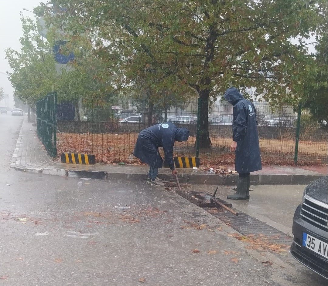 manisa-buyuksehir-ve-maski-ekipleri-yagmur-icin-sahada