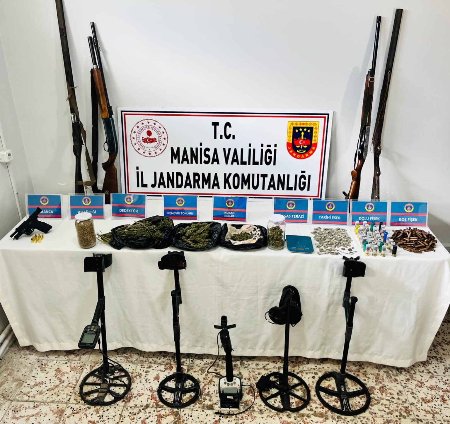 manisada-jandarmadan-sok-baskin-uyusturucu-silah-ve-tarihi-eser-ele-gecirildi