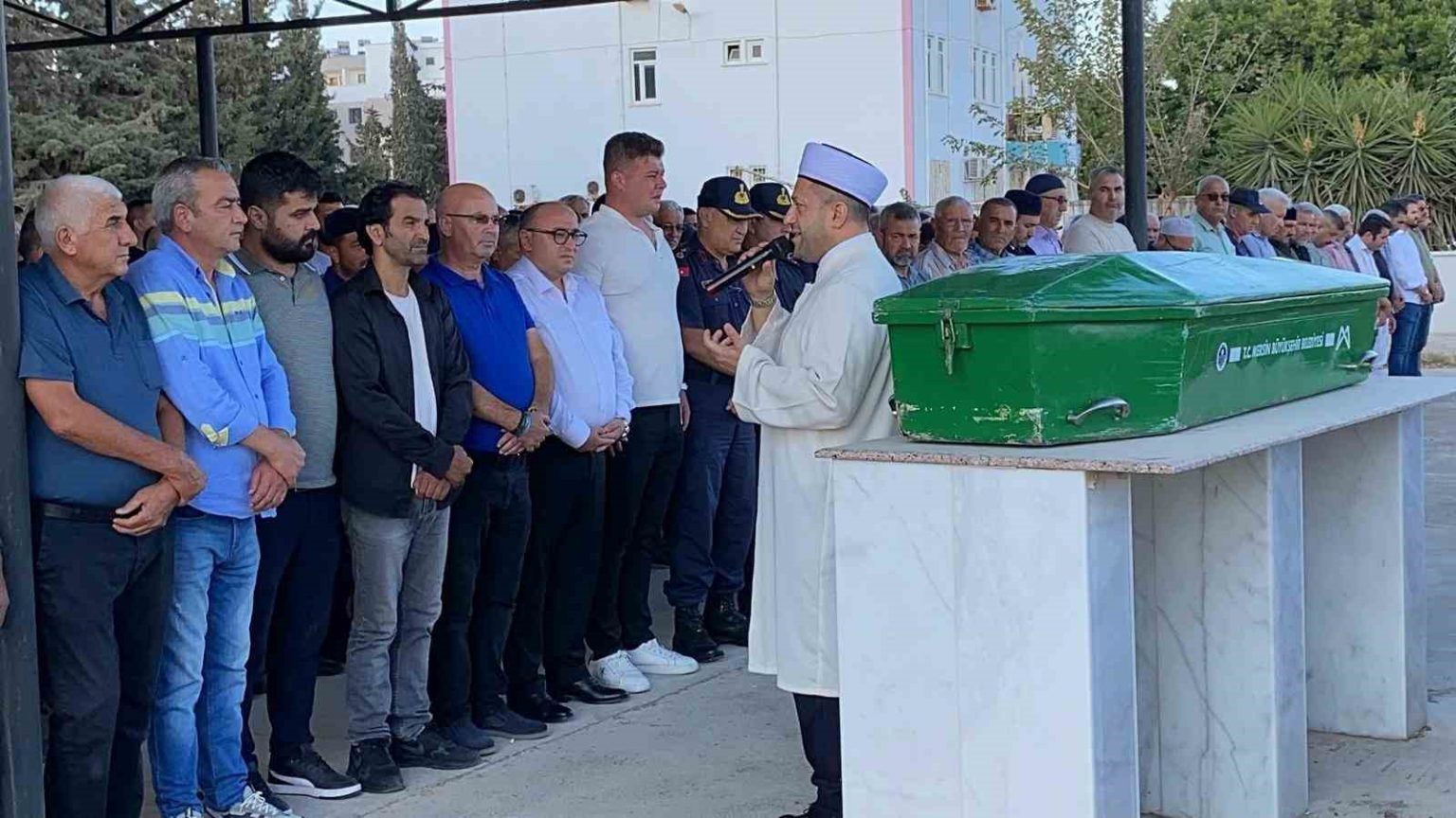 mersindeki-isci-servisi-kazasinda-hayatini-kaybeden-4-kisiden-biri-topraga-verildi