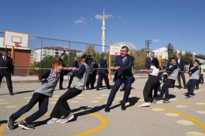 milli-egitim-bakani-tekin-cocuklarin-ip-cekme-yarisina-katildi-onlarla-yakan-top-oynadi