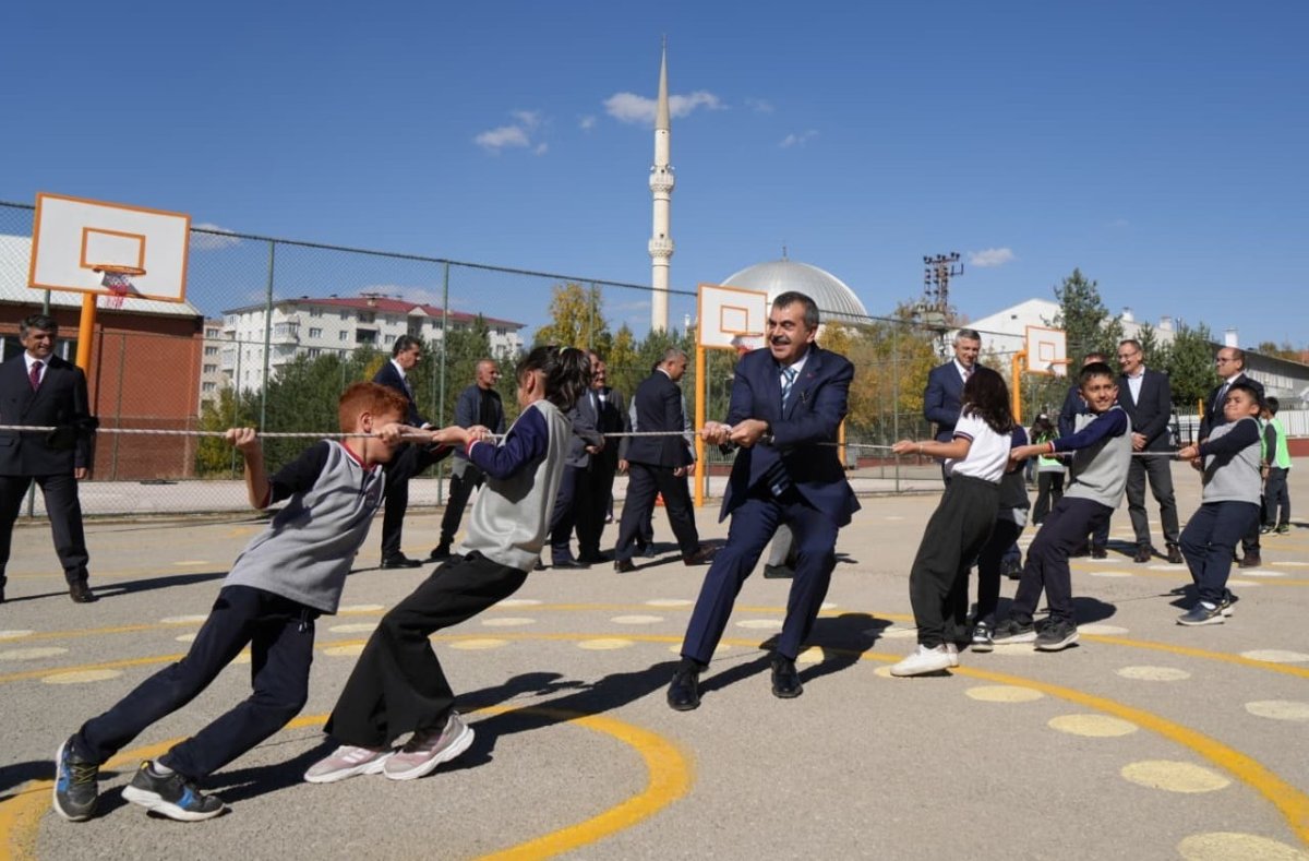milli-egitim-bakani-tekin-cocuklarin-ip-cekme-yarisina-katildi-onlarla-yakan-top-oynadi