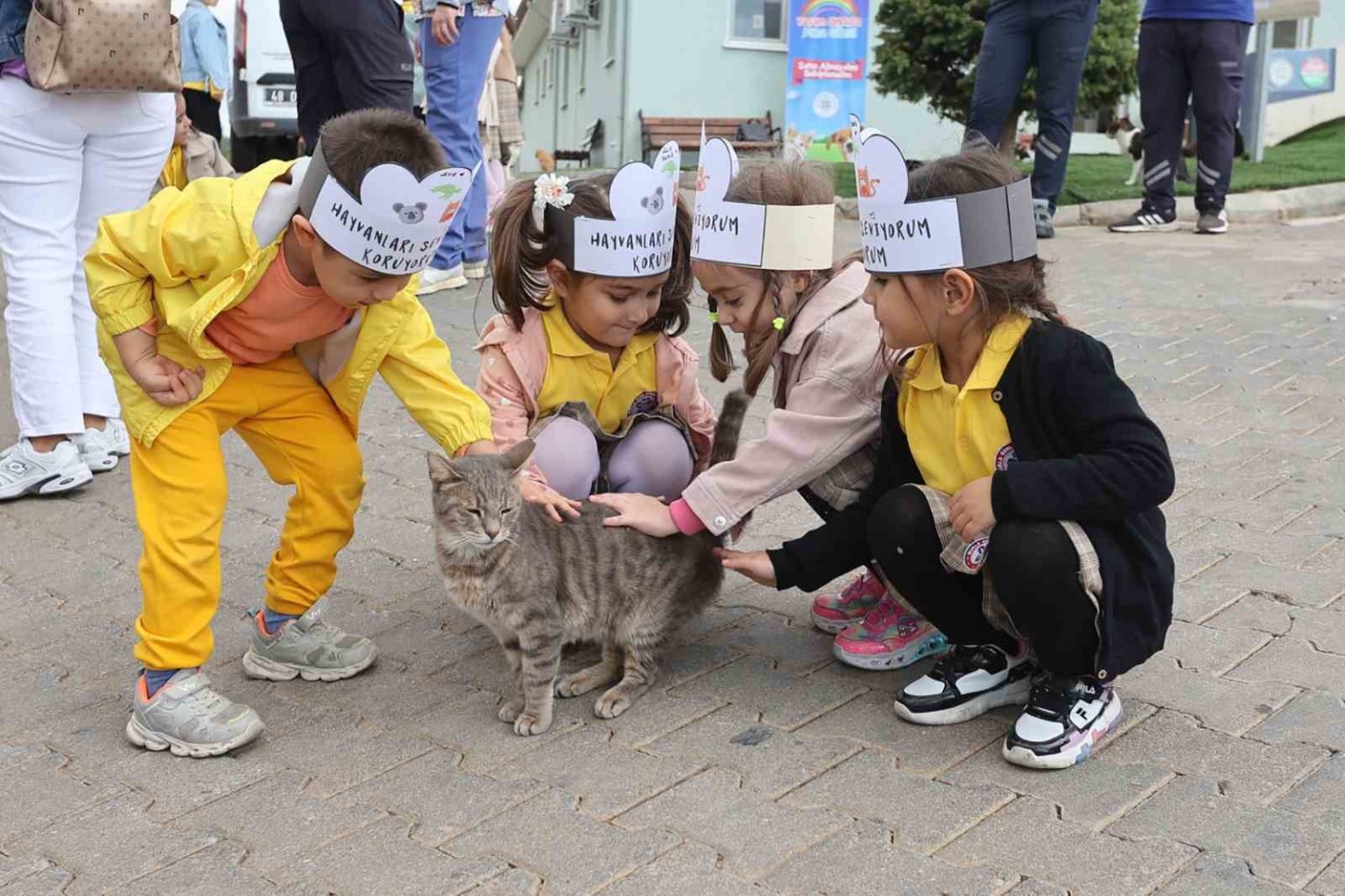 minik-ogrencilerden-hayvan-bakimevine-ziyaret
