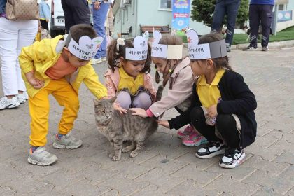 minik-ogrencilerden-hayvan-bakimevine-ziyaret