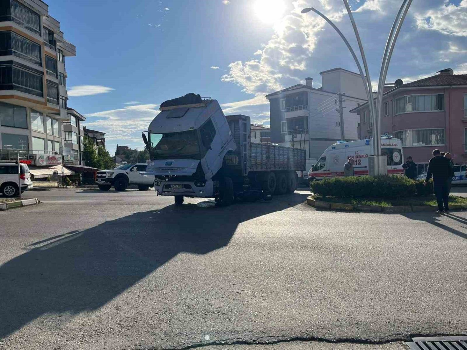 motosiklet-kamyonun-altina-girdi-surucu-kazayi-hafif-atlatti