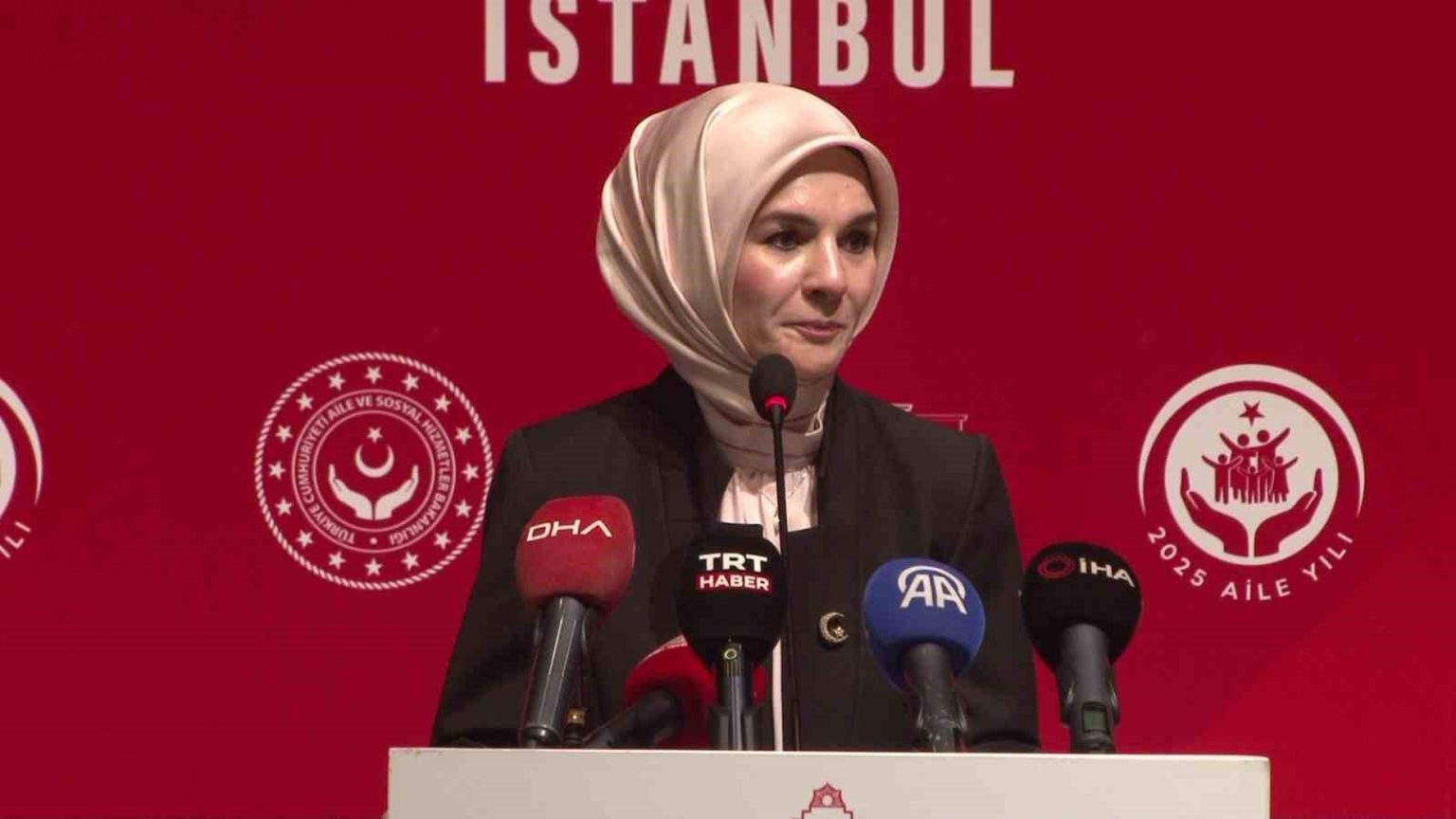 muhtarlarla-bulusan-bakan-goktas-sizlerin-farkindaligi-aileyi-koruma-cabamizin-en-guclu-halkasidir