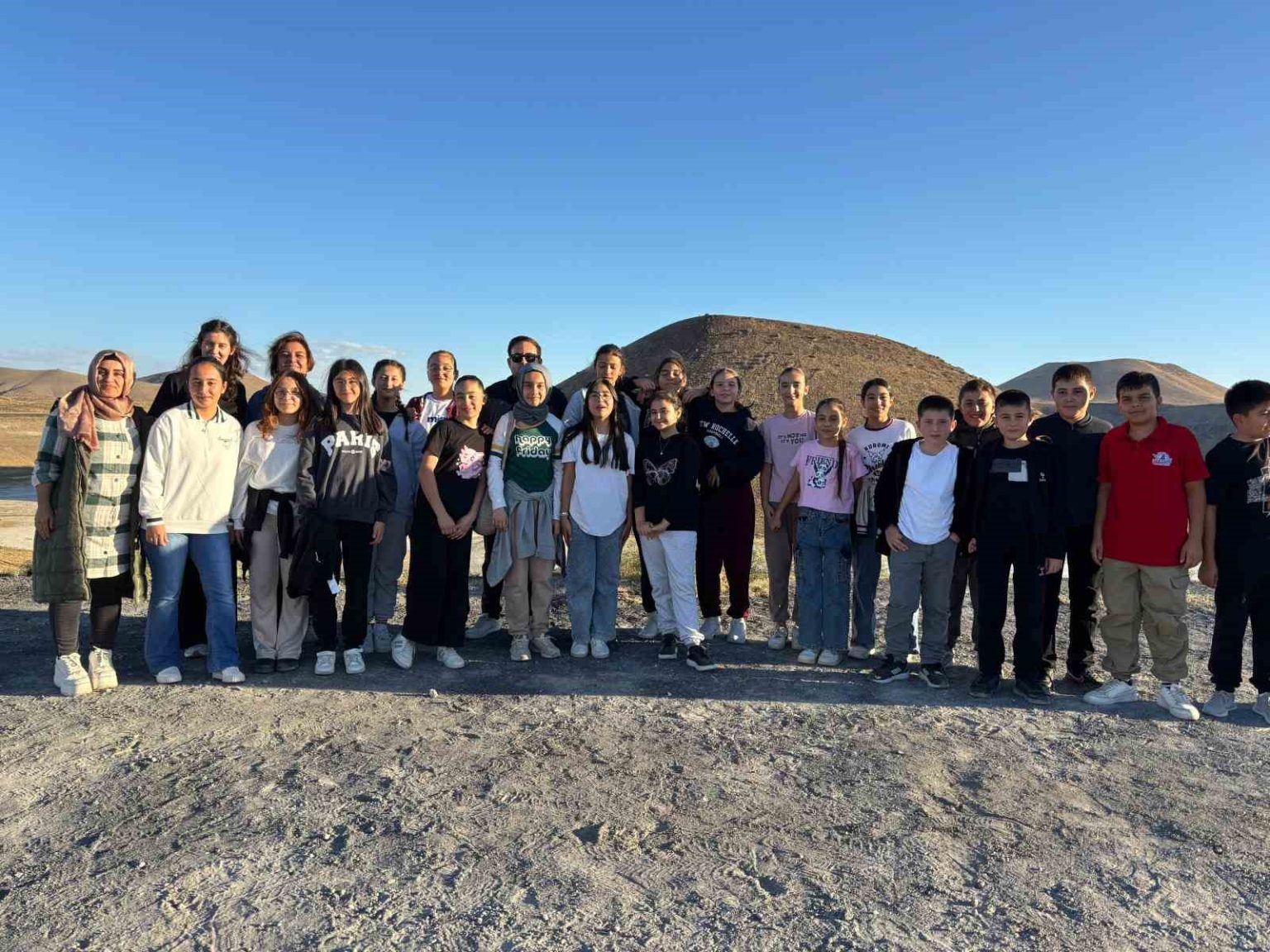 ortaokul-ogrencileri-meke-krater-golunde-ay-ve-saturnu-gozlemledi