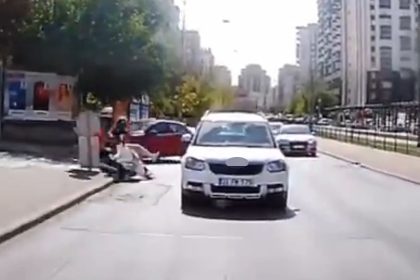 otomobilin-ani-manevrasi-motosikletli-kuryeyi-hayattan-kopariyordu-o-anlar-arac-kamerasinda