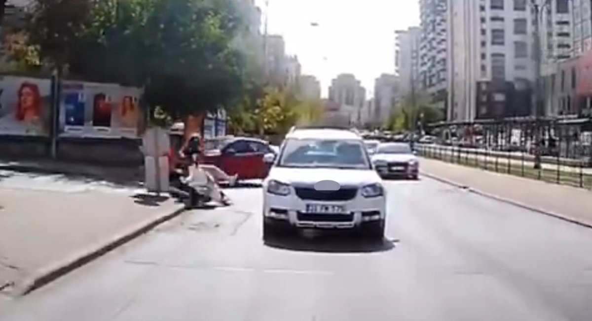 otomobilin-ani-manevrasi-motosikletli-kuryeyi-hayattan-kopariyordu-o-anlar-arac-kamerasinda