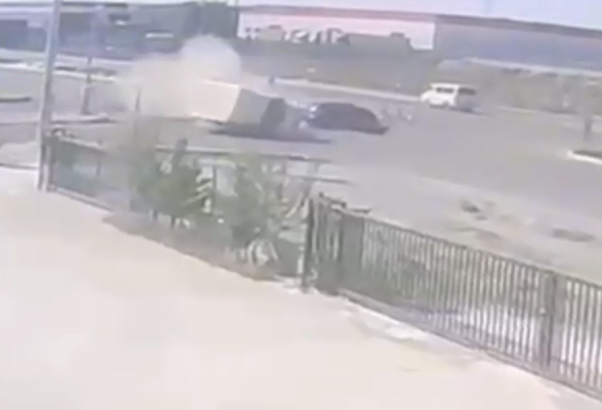 otomobilin-kamyonetle-carpistigi-kaza-kameraya-yansidi-2-yarali